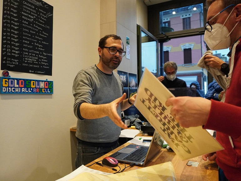 Giorgio Bonomi, giornalista, lascia la Rai per aprire un negozio di dischi all'Arcella. Vinili e note dal vivo, il sogno è realtà