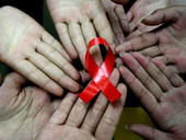 Giornata dell'Aids nel segno del Covid, Lila: "Assicurare le cure"