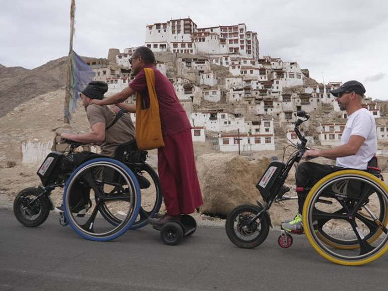 Giornata disabilità, “Viaggi in carrozza”, India, Kenya e Brasile in handbike e sedia a ruote
