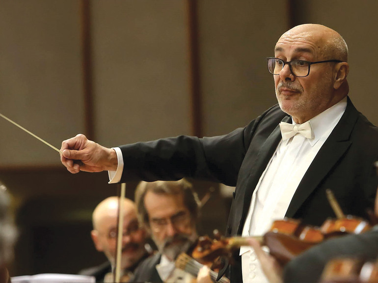 Giuliano Carella, direttore dei Solisti veneti, racconta l'eredità del maestro Scimone. La musica continua a donare radici e futuro