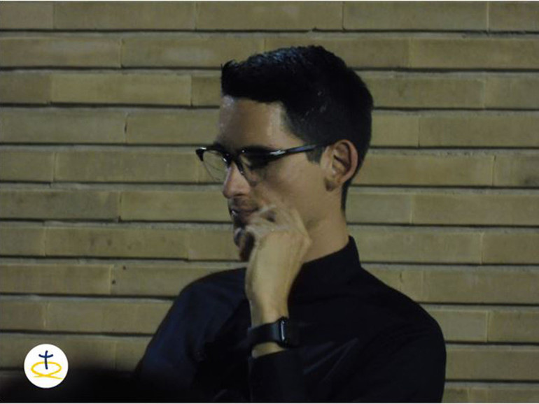 "Gli adulti hanno il compito di far venire ai giovani la voglia di diventare adulti". L'intervento di don Alberto Ravagnani a Chiesanuova "Gli adulti hanno il compito di far venire ai giovani la voglia di diventare adulti". L'intervento di don Alberto Ravagnani a Chiesanuova
