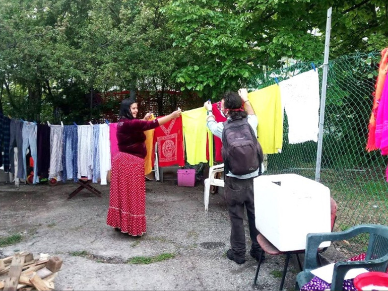 Gli audio delle lezioni nei campi rom, così 500 bimbi proseguono la scuola
