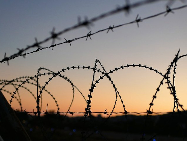 Grecia, Amnesty International: “Richiedenti asilo detenuti illegalmente in un campo finanziato dall’Ue”
