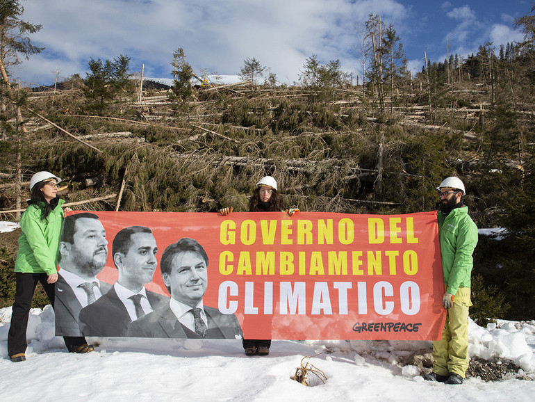 Greenpeace in azione per il clima: "Basta con il governo del cambiamento climatico, esecutivo inverta la rotta" Greenpeace in azione per il clima: "Basta con il governo del cambiamento climatico, esecutivo inverta la rotta"
