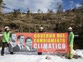 Greenpeace in azione per il clima: "Basta con il governo del cambiamento climatico, esecutivo inverta la rotta"