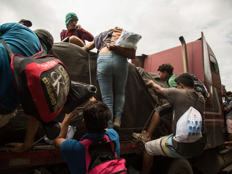 Guatemala: bloccata nell’Izabal la carovana dei migranti, circa 900 già riportati in Honduras. Padre Carbajal, “violati diritti umani”