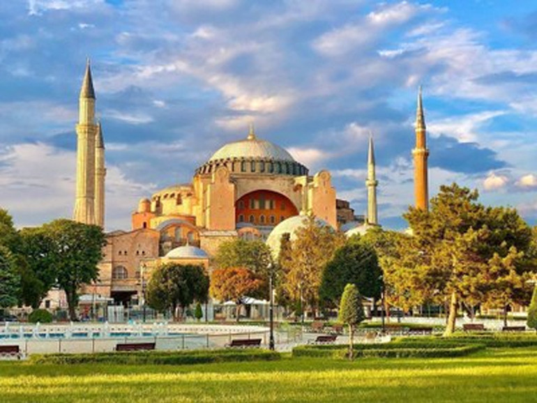 Hagia Sophia: la riconversione a moschea sacrifica la religione alla sola espressione del culto
