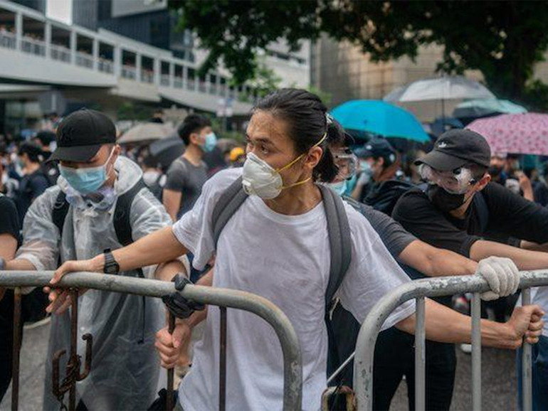 Hong Kong: tra polizia e studenti, il vescovo Ha tenta una mediazione al campus del Politecnico (PolyU)