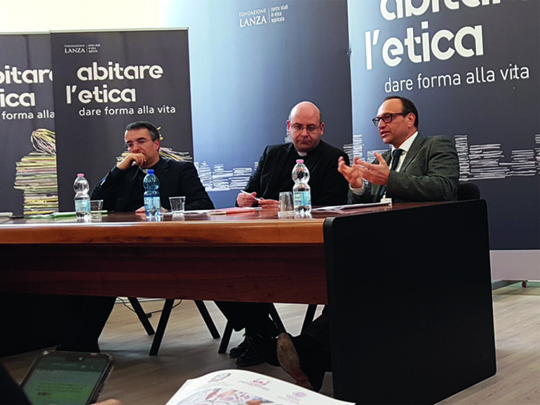 I dirigenti scolastici incontrano don Marco Cagol. "Per una scuola che vuole sconfiggere la solitudine" I dirigenti scolastici incontrano don Marco Cagol. "Per una scuola che vuole sconfiggere la solitudine"