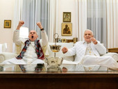 “I due papi” di Fernando Meirelles: racconto tra verità e finzione dell’amicizia tra Benedetto XVI e Francesco