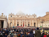 I funerali di Benedetto XVI, Papa Francesco celebra in una piazza San Pietro strapiena