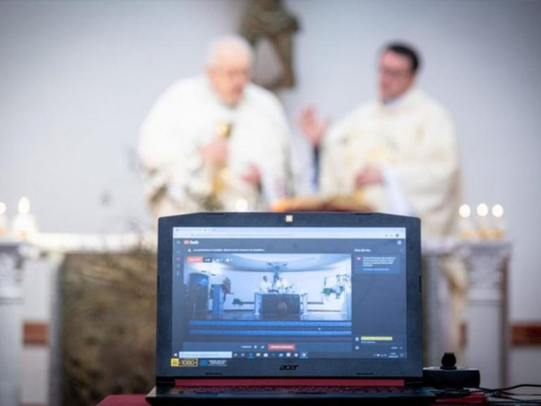 I giovani si allontanano dalle chiese, ma si ritrovano online per le Messe virtuali
