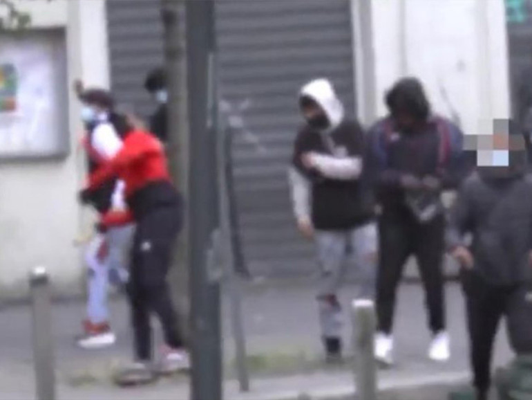 I nuovi vandali. Atti vandalici compiuti in branco ci mostrano giovani disorientati, in preda a forme di disagio e di devianza I nuovi vandali. Atti vandalici compiuti in branco ci mostrano giovani disorientati, in preda a forme di disagio e di devianza