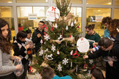 I ragazzi di Down Dadi realizzano un albero di Natale sostenibile e inclusivo a Palazzo Storione