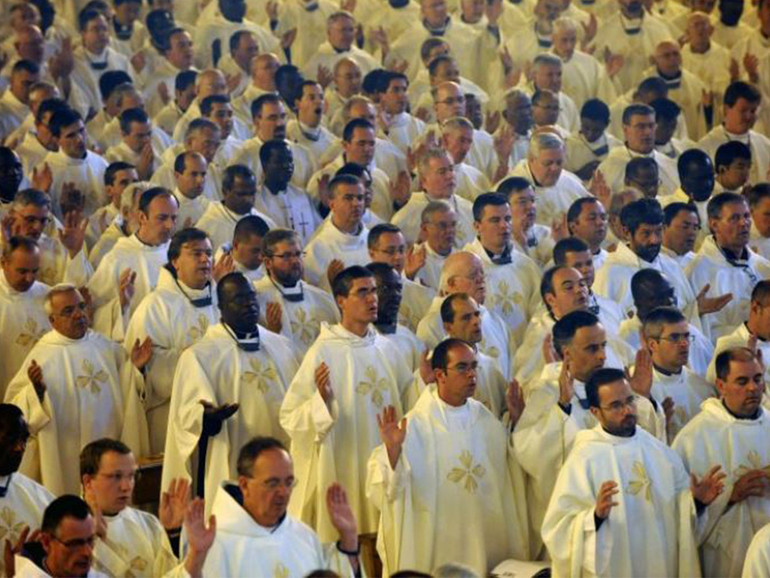 I sacerdoti in Italia: sale l’età media, quasi uno su dieci è straniero. In calo i preti under 30 e i fidei donum