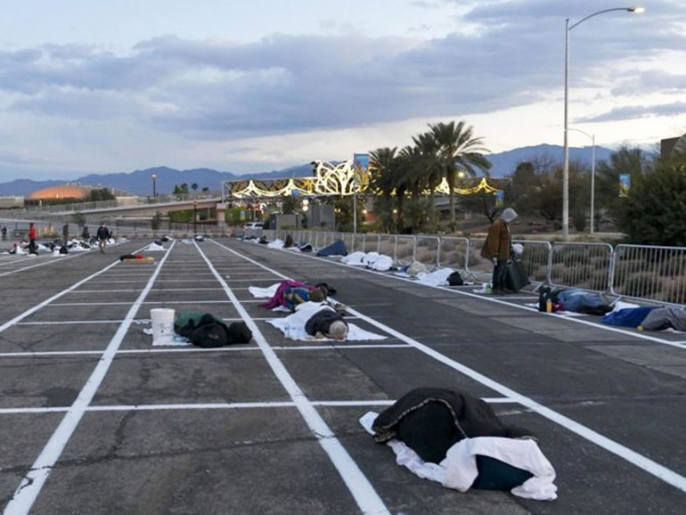 I volontari Caritas tra i senzatetto sull’asfalto di Las Vegas. Mons. Thomas: “Dei santi camminano in mezzo a noi”