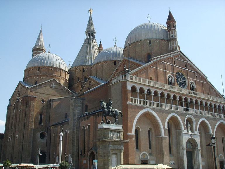 “Il bello della Carità”, al Santo come anteprima di Solidaria l'esposizione pubblica dello “statuto di sant’Antonio” “Il bello della Carità”, al Santo come anteprima di Solidaria l'esposizione pubblica dello “statuto di sant’Antonio”