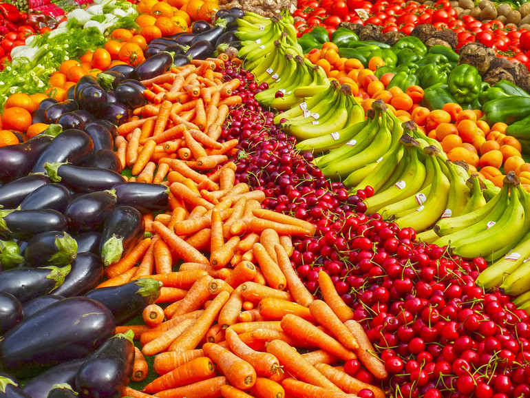 Il cibo piace locale. Frutta, verdura, legumi, derivati del latte e pesce: scegliere questi alimenti è una buona "strategia"