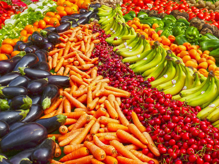 Il cibo piace locale. Frutta, verdura, legumi, derivati del latte e pesce: scegliere questi alimenti è una buona "strategia" Il cibo piace locale. Frutta, verdura, legumi, derivati del latte e pesce: scegliere questi alimenti è una buona "strategia"