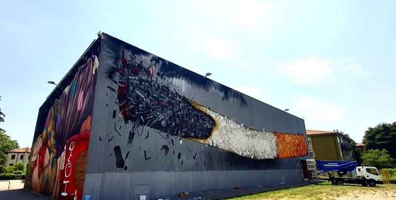 Il consumismo ci consuma: il murale di MrFijodor è un'eloquente critica alle storture generate dall'uomo 