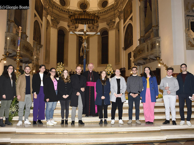 Il coraggio di dire «sì». La Veglia dei giovani con il vescovo Claudio in una cattedrale gremita