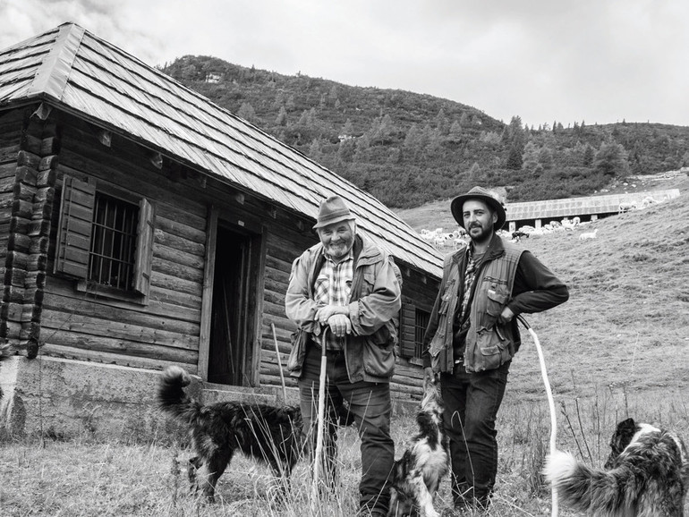 Il fotografo Gigi Abriani continua il suo viaggio tra i pastori veneti. I custodi delle terre alte, scatti di luce e memoria