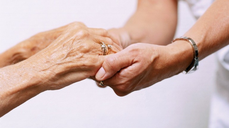 Il lavoro inestimabile delle donne che si prendono cura degli anziani