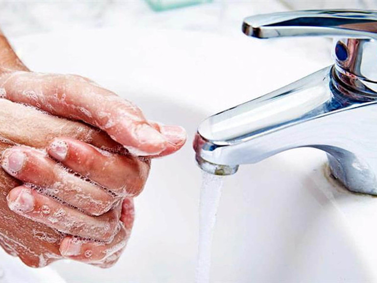 Il monito dell’acqua. Lavarsi le mani nei giorni della pandemia: pensieri attorno a un gesto