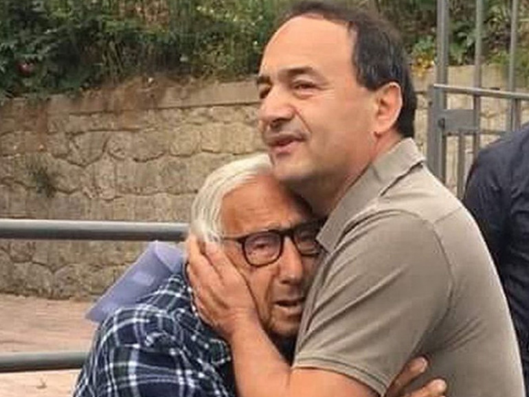Il padre di Mimmo Lucano sta morendo, ma lui non può tornare a Riace: l’appello a Mattarella
