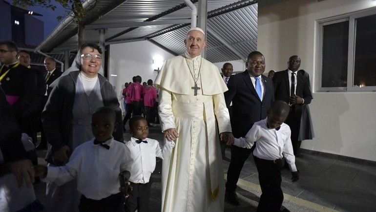 Il Papa ai giovani mozambicani: "Non dimenticate gli anziani"
