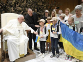 Il Papa incontra un gruppo di bambini ucraini. Don Pagniello: “Tanta gioia ed emozione”. “Un dialogo di sguardi e di gesti dal cuore”