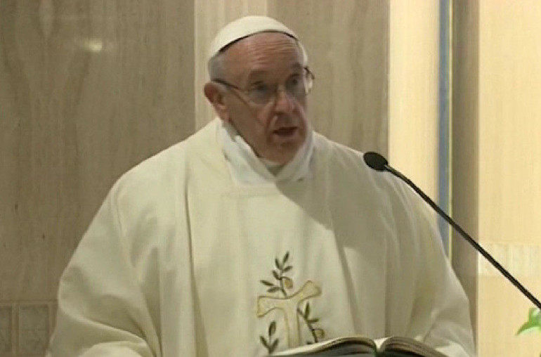 Il papa prega per gli anziani: "Sono le nostre radici"