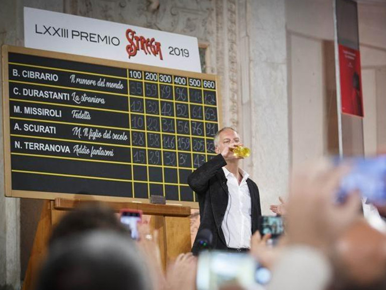 Il premio Strega al romanzo di Scurati ci aiuta a comprendere meglio le radici storiche di un malessere profondo Il premio Strega al romanzo di Scurati ci aiuta a comprendere meglio le radici storiche di un malessere profondo