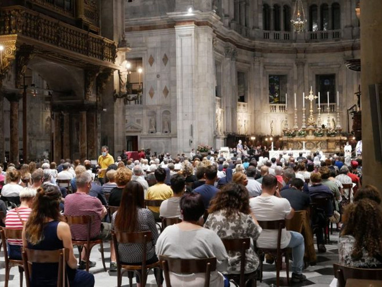 Il Rosario in Duomo a Como per don Roberto Malgesini: “Amava Gesù servendolo nei poveri, nei profughi, nei senza tetto, nei carcerati”