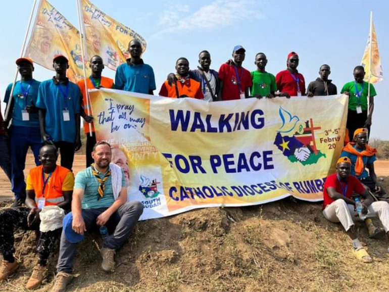 Il vescovo Carlassare (Rumbek): “9 giorni di cammino con 60 giovani per incontrare il Papa a Juba” Il vescovo Carlassare (Rumbek): “9 giorni di cammino con 60 giovani per incontrare il Papa a Juba”