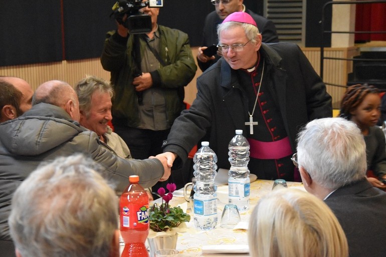Il vescovo Claudio a pranzo con i poveri di Legnaro