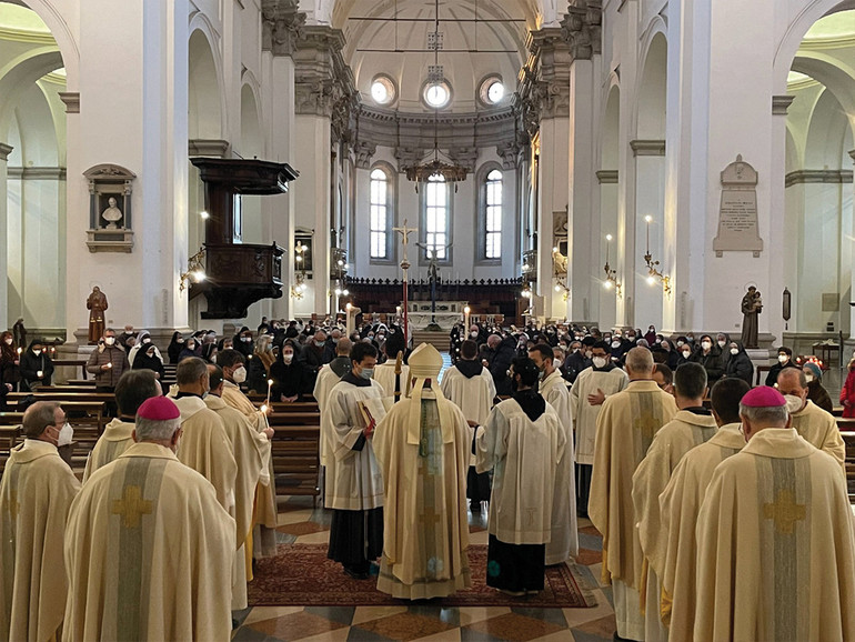 Il vescovo Claudio consacrati: «Siete testimonianza per noi» Il vescovo Claudio consacrati: «Siete testimonianza per noi»