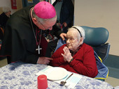 Il vescovo Claudio ha incontrato gli ospiti all'istituto per anziani Santa Tecla di Este. Sacre briciole di vita