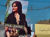 In Iran ora la protesta si allarga. Non solo le donne in piazza