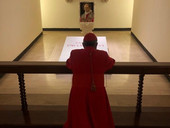 In preghiera sulla tomba di Paolo VI per seguire il suo esempio e della sua intercessione