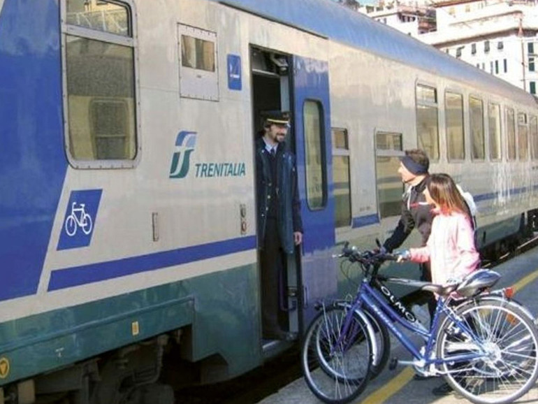 "In treno in bici": sconti fino a 150 euro sull'abbonamento ferroviario per chi compra una bici pieghevole