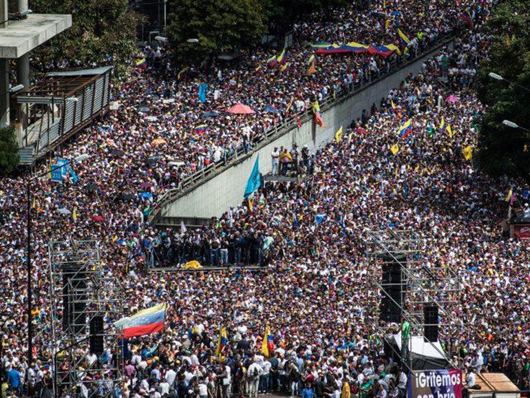 In Venezuela ancora scontri e morti. Le immagini delle proteste e i video choc della repressione