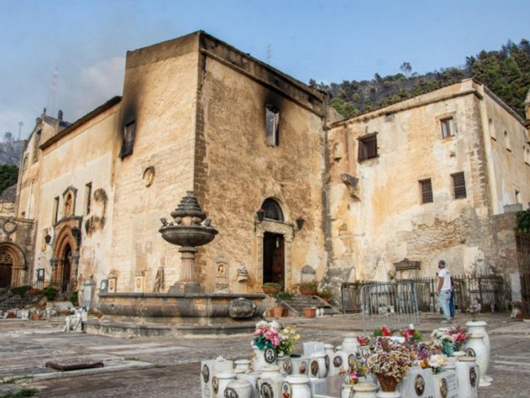 Incendi a Palermo: viaggio nella città in cui bruciano anche le spoglie del patrono. “C’è mano umana”
