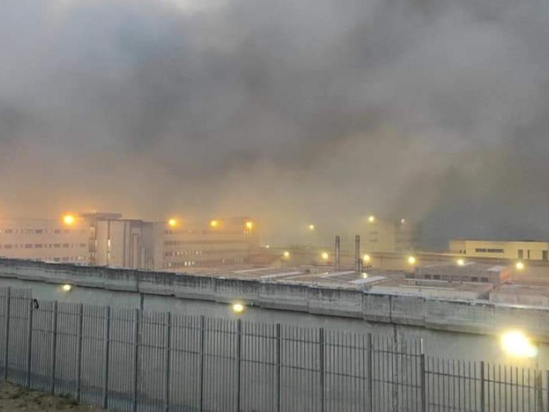 Incendi, carcere di Catanzaro circondato dalle fiamme. Uilpa: “Un inferno”