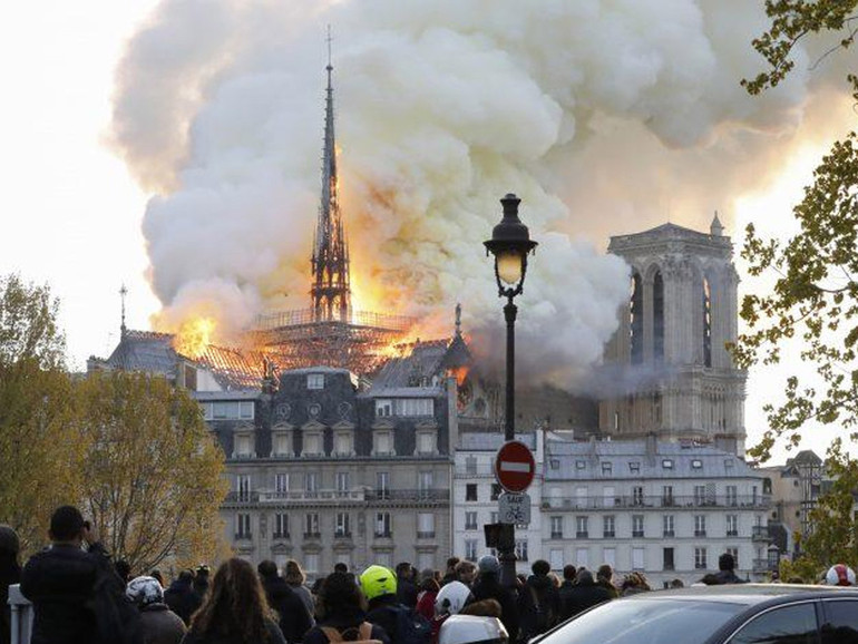 Incendio a Notre Dame: fiamme divampano sulla cattedrale di Parigi. Crollata la guglia più alta Incendio a Notre Dame: fiamme divampano sulla cattedrale di Parigi. Crollata la guglia più alta