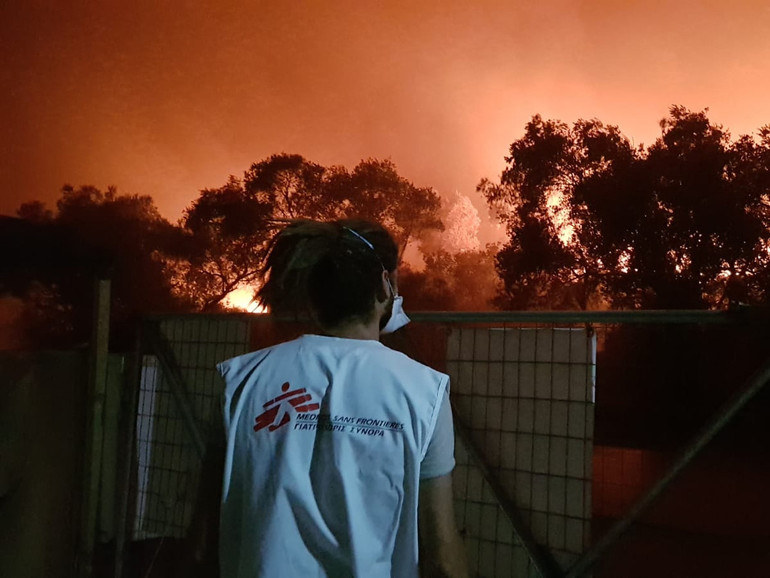 Incendio devasta il campo di Moria, Msf: "Raso al suolo"