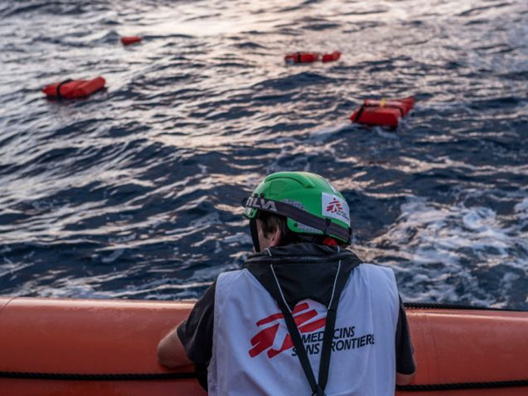 Interrotto lo sbarco della Geo Barents, sei migranti si gettano in mare