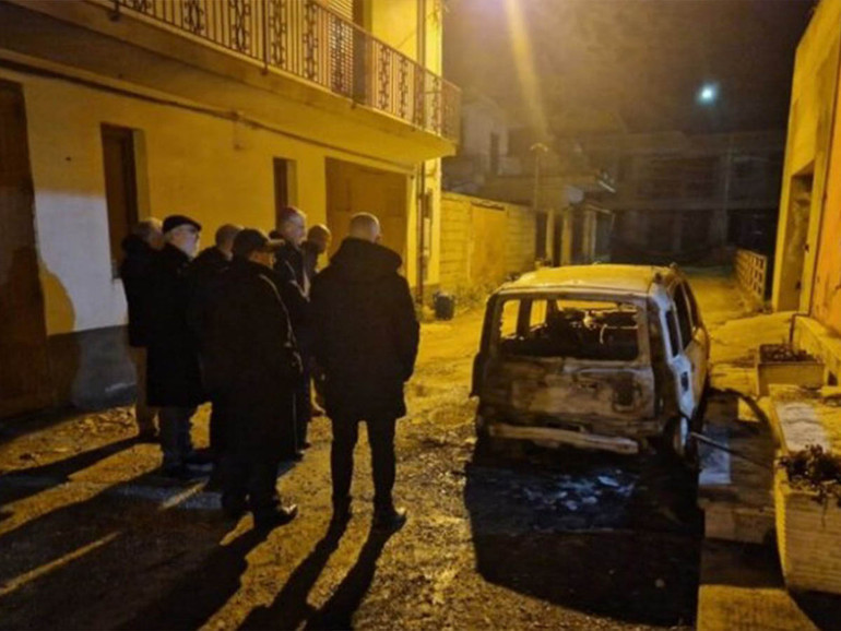 Intimidazione a don Giovanni Rigoli: vescovi Calabria, “gesto ignobile, attacco a tutti i cittadini onesti della nostra regione” Intimidazione a don Giovanni Rigoli: vescovi Calabria, “gesto ignobile, attacco a tutti i cittadini onesti della nostra regione”