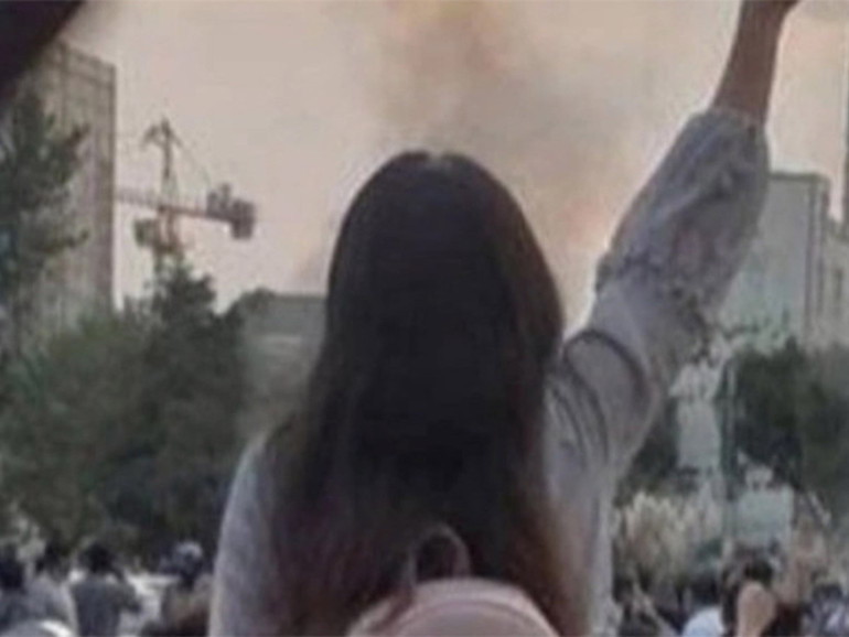 Iran, giustiziati tre manifestanti. Amnesty International: “Impiccati all’alba dopo un processo farsa” Iran, giustiziati tre manifestanti. Amnesty International: “Impiccati all’alba dopo un processo farsa”