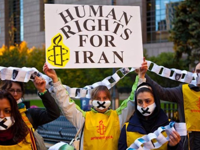 Iran, “ordini dall’alto alle forze armate di affrontare senza pietà i manifestanti”
